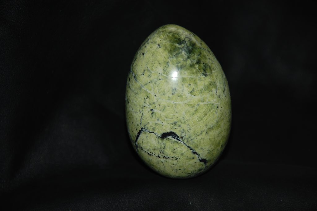 яйцо из камня офит